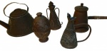 Cinco peças em cobre  martelado 1 chaleira grande  , 2 leiteiras  e 1 pote com tampa sendo 1 marca no fundo  medindo 16 , 17 e 18 cm