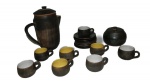 Conjunto para café em cerâmica constando de : 8 xícaras , 8 pires , 1 bule, 1 açucareiro  assinado Viki. Medida bule 22 x 20 cm