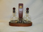 Galheteiro em vidro e bandeja em  madeira com 3  recipientes para azeite , vinagre e sal com tampa em madeira medindo 21 x 21 cm ( falta 1 recipiente)
