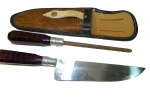 Conjunto de facão e amolador com cabos em baquelite  marrom  medindo 30 e 27 cm acondicionados  em  bainha dupla de couro