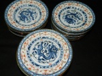 Conjunto de 18 pratos em porcelana  com bordas filetadas a ouro decorado com dragões medindo 15 cm ( 1 com bicado)