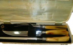 Conjunto de 3 peças em aço inox e cabo em baquelite na caixa original (ENGLAND)  medindo 34 cm  e 27 cm