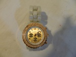 MIICHAEL  KORS - relógio feminino mostrador branco  com números dourados detalhes em pedrinhas , pulseira branca  ( falta bateria)