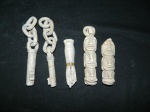 Cinco peças em pedra sabão sendo 2 chaves , 2 esculturas e 1 figa medindo 16 ,  13, 10, 9 cm
