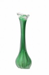 Lindo vaso em cristal " Tcheco  "  verde   decorado com gomos em relevo intercalado  com tons fosco   bojudo  na base  altura 41 cm ( perfeito estado)