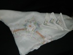 Toalha de mesa em linho na cor branca com bordados  com 3 guardanapos medindo 1,28 x 1,28 cm