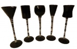 Cinco taças altas em vidro preto  com detalhes prata  em forma de listras formatos diferentes  altura 18 cm