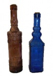 Lote com 2 garrafas de vidro trabalhado nas cores azul e rosa altura 26 e 29 cm