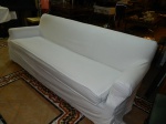 Sofá para 3  lugares forrado e estofado com capa branca medindo 2,10 x 93 x 80 cm