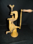 Colecionismo- antigo moedor manual de café em ferro forjado e acabamento em madeira  medindo  36 x 28 cm