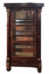 Linda e antiga cristaleira  no estilo Frances LUIZ XV  em  radica  vidros bisotados com guarnições em bronze  e um gavetão , interior com 2 prateleiras de vidro e  fundo e base com espelhos , coluna laterais. medindo: altura 1,77 x 1,04 x 48 cm