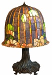 Maravilhosa e exuberante  luminária ao gosto  TIFFANY'S   com base em bronze , mosaico em  pasta de vidro colorido  altura 70 cm  diâmetro  50 cm
