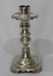 Pequeno castiçal de prata portuguesa, prateiro T,F.M., com delicados guilhochados. Peso aprox. 150 grs.