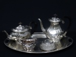 Serviço para chá e café de alpaca polida, inglesa, composto de: bule para chá, bule para café, leiteira, açucareiro de vidro com tampa de metal e bandeja ovalada. 52 x 35 cm.