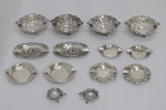 Conjunto de 14 cinzeiros de prata de lei, contrastadas, de diferentes formatos, teor e origens diversas. Peso aprox. 750 gr. Total 14 peças.