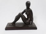 ELIO DE GIUSTO - Banhista - escultura de bronze patinado sobre base de madeira. 36,5 x 17 x 33 cm altura.