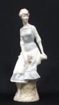 Jovem segurando flores. Estatueta de porcelana inglesa Royal Doulton. 29 cm altura.