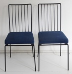 Par de cadeira com estrutura de ferro pintado de preto,  assento estofado e revestido com tecido azul Royal. 39 x 39 x 83 cm de altura. (Possivelmente Palatnik).