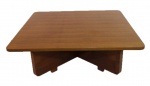 Mesa de centro, de madeira nobre, tampo quadrado apoiado em base no formato "X". 86 x 86 x 31 cm altura. (Sinais de uso).