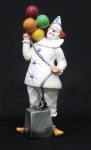 "Ballon Clown". Estatueta de louça inglesa Royal Doulton, edição limitada, decorada a mão em policrômia. 23 cm altura.