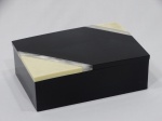 Caixa com tampa de acrílico na cor preta, tampa decorada com marfinite e madrepérola. 21 x 15 x 7 cm altura.
