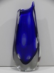 Floreiro de cristal de Murano, na tonalidade azul royal e translúcido, decoração periforme com bocal estilizado. 28 cm altura.(Lote encontra-se em Brasília, frete por conta do arrematante.)
