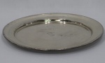 Bandeja circular de metal espessurado a prata. 34,5 cm de diâmetro.