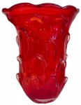 Floreiro de cristal de Murano, tonalidade vermelho, decorado com estilizações e micro bolhas, bocal ondeado. Mede: 41 cm de altura. (Lote encontra-se em Brasília, frete por conta do arrematante).