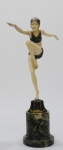 F. PREISS. Con Brio. Escultura de bronze e marfim sobre base de ônix. 43 cm altura. Circa 1925. Reproduzida no Bryan Catley, pág. 283.
