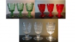 Conjunto de 18 copos de vidro artistico de pé alto, 6 unicolor, 6 verdes e 6 vermelhos.