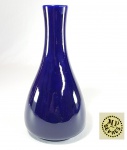 PAUL MILLET (1870 - 1930) - PARA SÈVRES - Elegante e raro vaso em porcelana azul cobalto monocromático. Marca na base. Circa de 1900. Altura 20 cm.