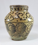 CHINA, DINASTIA YUAN (1294-1350) - Raro vaso bujudo esmaltação CIZHOU em marrom "Tz'u-Chou" / "Cizhou" Style em proto porcelana esmaltada, desenhos geométricos em marrom escuro sobre vidrado levemente esverdeado. Algumas peças com esse tipo de esmaltação aparecem ainda na dinastia anterior chamada SONG.  Altura 13 cm.