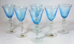 BAYERN (também conhecida como BAVÁRIA)  - Conjunto com 6 elegantes taças para vinho branco ou água em vidro artístico feito a mão, bojo azul anil com caneluras espiralados e haste incolor. Antigas etiquetas presentes. Altura: 20 x 09 cm.