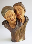 RUBENS CAPALDO (Italia,1908-1998) - Grande escultura em terracota policromada representando casal de idosos. Na base, placa com os dizeres: UN PETIT MOT par Capaldo. Cerca de 1930. Importante escultor italiano e pintor. ---------> Ver cotações internacionais : https://www.invaluable.com/artist/capaldo-rubens-2edh56zb73/sold-at-auction-prices/