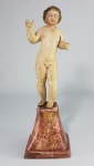 ARTE SACRA - Menino Jesus em terracota, estuque e madeira. Séc.XIX. Vestígios de repintura. Cabelos originalmente dourados. Alt. 30 cm.