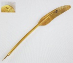 Rara e antiga pena em ouro 750 (18k) contrastada. Séc.XIX. Peso: 18 gramas. Medida total 22cm. Pq. fissura.