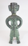 CHINA - Grande escultura chinesa em bronze repres. guerreiro com duas faces , pátinas escuras e esverdeadas,  peça no estilo das peças arqueológicas Sanxingdui. Altura 50 x 23 x 14 cm. SOBRE A CULTURA SANXINGDUI --------> é o nome de um sítio arqueológico e uma importante cultura da Idade do Bronze em Guanghan , Sichuan , China. Em grande parte descoberto em 1986, após uma descoberta preliminar em 1929, arqueólogos escavaram artefatos notáveis que a datação por radiocarbono foi colocada nos séculos 12 a 11 aC. Os arqueólogos identificaram o local com o antigo reino de Shu . Os artefatos são exibidos no Museu Sanxingdui, localizado perto da cidade de Guanghan.  A descoberta em Sanxingdui, bem como outras descobertas, como os túmulos de Xingan em Jiangxi, desafia a narrativa tradicional da civilização chinesa que se espalha da planície central do rio Amarelo , e os arqueólogos chineses começaram a falar em "múltiplos centros de inovação em conjunto ancestrais para a civilização chinesa ".
