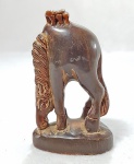 Antigo Netzuke chinês no formato de cavalo esculpido em chifre. Altura 8 cm.
