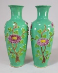 Par de delicados vasos em porcelana chinesa estilo FAHUA com relevos de flores sobre fundo verde. Séc.XIX. Sem marcas na base. Altura 15 cm.