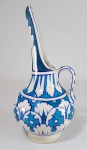 TURQUIA, Séc. XIX - Antigo pitchet / jarra em cerâmica IZNIK decorada com policromia em tons de azul turquesa. Med. 23 cm.