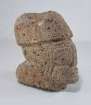ARTE PRE COLOMBIANA - TIAHUANACO (Bolívia, 1500 A.C. a 1445 D.C.) - Raro e autêntico fragmento de escultura em pedra vulcânica representando cabeça humanoide, com grandes olhos, capacete e recoberta de glifos não identificados. Vestígios de escavação. Poucos itens desta civibilização são encontrados no mercado e são muito disputadas entre os colecionadores de arte pre colombiana. Med. 12 x 14 x 07 cm.