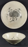 Raro bowl em cerâmica chinesa YINGQING (QINGBAI) esmaltada e decorada com peônia ao centro em azul acinzentado. Exterior com duas faixas azuis próximas à base. CHINA, Dinastia Ming (Séc. XIV ao séc. XVII). Pequenos desgastes naturais na borda. Med. 14.5 x 5.5 cm.  SIAB MAIS SOBRE O ESTILO QINGBAI -----------> https://www.wikiwand.com/en/Qingbai_ware