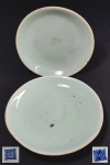 Par de pequenos pratos ou covilhetes em porcelana verde celadon dinastia MING (1368 to 1644) ambas marcadas no fundo com selo azul e uma delas com um ideograma inciso (parcialmente desgastado) na superfície do esmalte. Med. 14 e 13 cm.