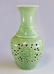 KOREA - Vaso em porcelana koreana, feito no estilo Kae sa lak (kae cha loo) com flores e folhagens incisas e vazados recobertos com esmaltação verde Celadon. Alt. 23,5 cm. Marca na base.
