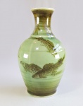 JAPÃO - Antigo vaso bujudo em porcelana esmaltada em dois tons de verde, sendo Celadon e Oliva, pintado a mão com desenhos de Carpas. Marca azul no fundo. Med. 17 cm