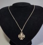 Colar com pingente cruz ortodoxa, ambos em prata de lei. No verso do pingente, escrito: Jerusalém. Med. 60 cm aberto e 3 cm.