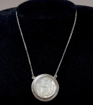 Gargantilha em prata de lei com delicado camafeu em madrepérola com figura de anjinho em relevo. Med. 45 cm. aberto.