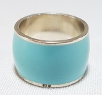 Elegante anel em prata de lei com dois contrastes e esmalte azul celeste. Aro: 19