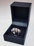 Elegante anel em prata com banho de ródio, zircônias brancas e negras de altíssimo brilho. Aro 15