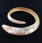 Incomum e grande pulseira em peça única de madrepérola esculpida no formato de serpente. Med. 6 cm.